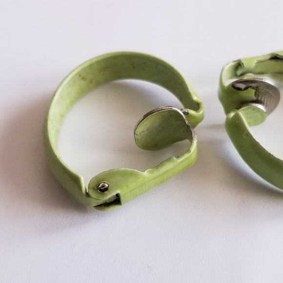 Vintage celery green enamel clip on hoop earrings - Picture 9 of 13